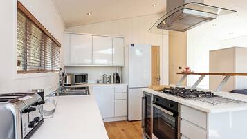 Réfrigérateur, un four, surface de cuisson, lave-vaisselle