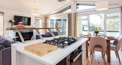 2 bedroom accommodation in Wootton Bridge, Nr Cowes