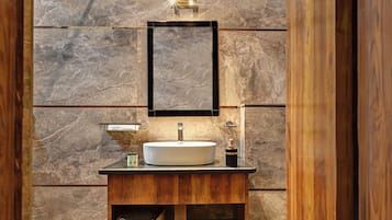 Family Studio Suite, 1 King Bed | Bathroom