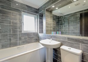 Bathroom - 4 bedroom accommodation in Wootton Bridge, Nr Cowes (Wootton Bridge, Nr Cowes)