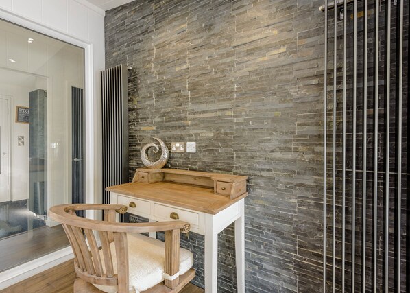 Interior - 1 bedroom accommodation in Wootton Bridge, Nr Cowes (Wootton Bridge, Nr Cowes)