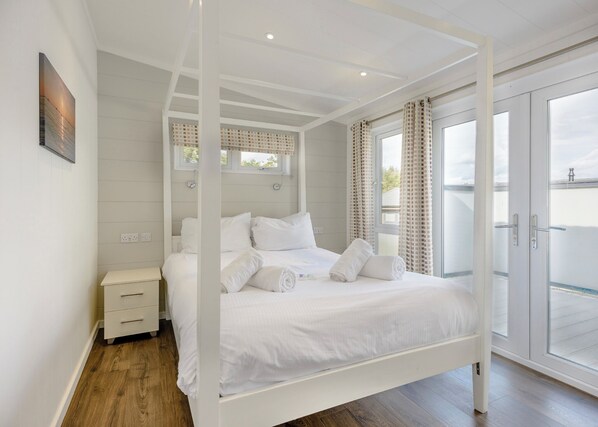 2 bedrooms - 2 bedroom accommodation in Wootton Bridge, Nr Cowes (Wootton Bridge, Nr Cowes)