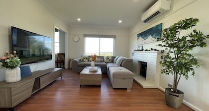 Morwell Pet friendly 3 BRMS Rental home Free Parking Wifi