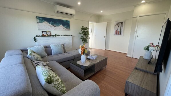 TV - Morwell Pet friendly 3 BRMS Rental home Free Parking Wifi (Morwell)