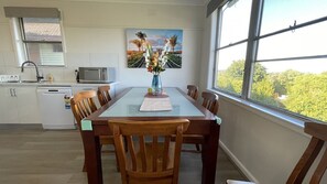 Dining - Morwell Pet friendly 3 BRMS Rental home Free Parking Wifi (Morwell)