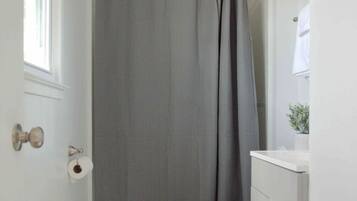 Ducha, toallas, jabón y champú