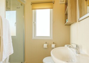 Bathroom - 2 bedroom accommodation in Sandymouth Bay, Bude (Sandymouth Bay, Bude)