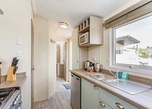Een koelkast, een oven, een kookplaat, een broodrooster