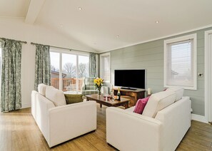 TV - 3 bedroom accommodation in Canterbury (Canterbury)