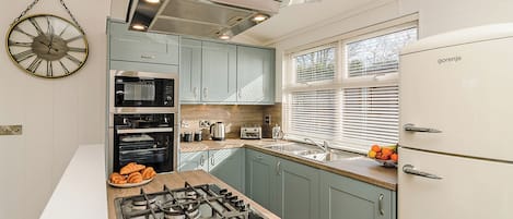 Réfrigérateur, four, plaque de cuisson, grille-pain