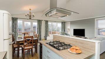 Réfrigérateur, four, plaque de cuisson, grille-pain