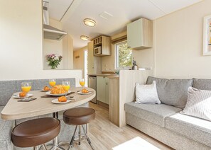 Dining - 3 bedroom accommodation in Sandymouth Bay, Bude (Sandymouth Bay, Bude)