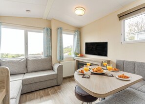 Dining - 3 bedroom accommodation in Sandymouth Bay, Bude (Sandymouth Bay, Bude)