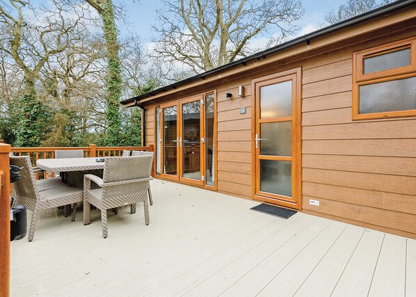 Unclassified image, 1 of 10, button - 3 bedroom accommodation in Holton Heath (Holton Heath)