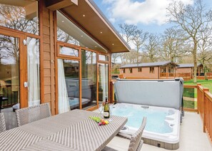 Outdoor dining - 3 bedroom accommodation in Holton Heath (Holton Heath)