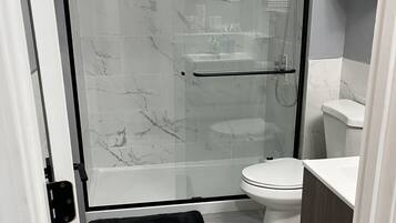 Douche, séchoir à cheveux, bidet, serviettes fournies