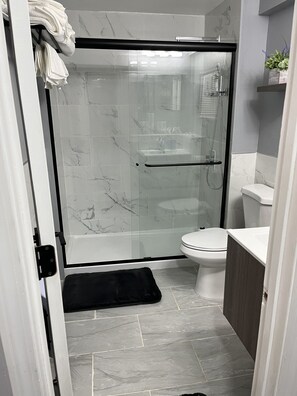 Een douche, een haardroger, een bidet, handdoeken