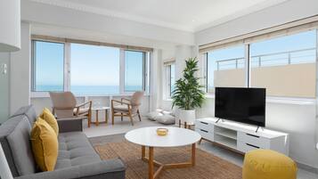 Căn hộ Exclusive | Khu phòng khách | TV màn hình phẳng 49-inch có truyền hình cáp, TV, Netflix