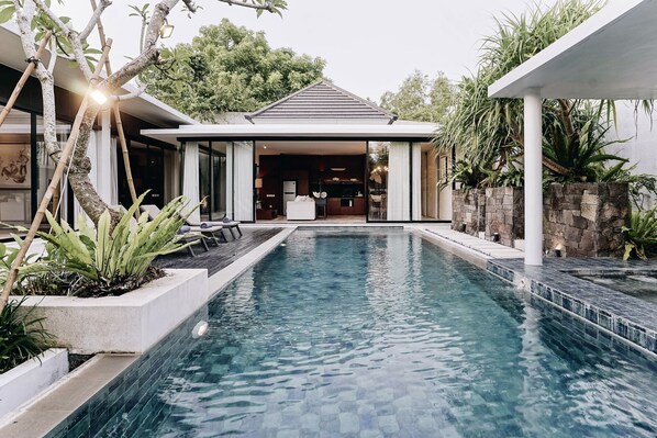 Hồ bơi ngoài trời