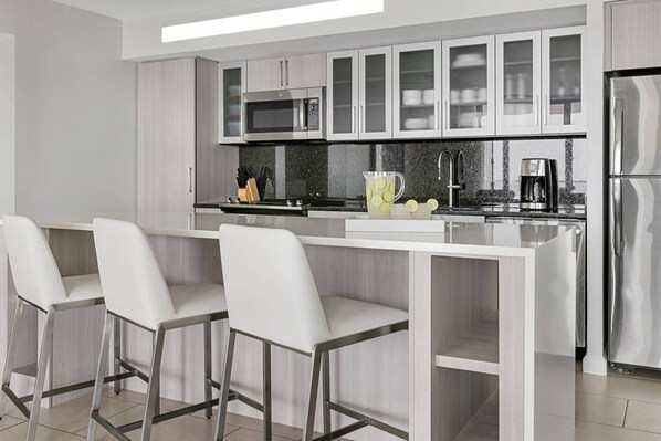 Refrigerador, microondas, horno y parrilla de estufa 