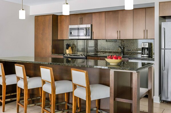 Refrigerador con congelador, microondas, horno y parrilla de estufa 