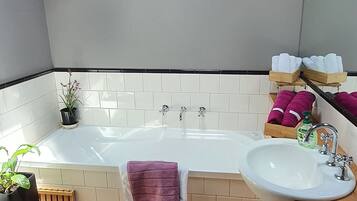 SĂšche-cheveux, serviettes fournies, savon, shampoing