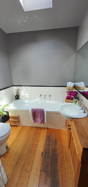 Hair dryer, towels, soap, shampoo - Heart of the City, heritage cottage (no kitchen) (West Hobart)