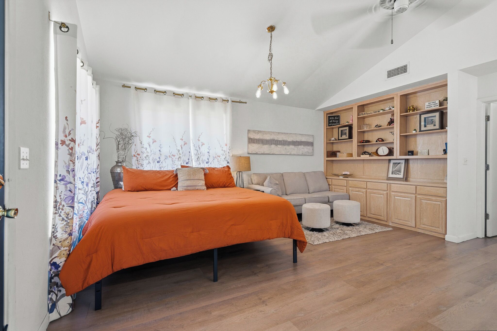 3 bedrooms, desk, iron/ironing board, free WiFi