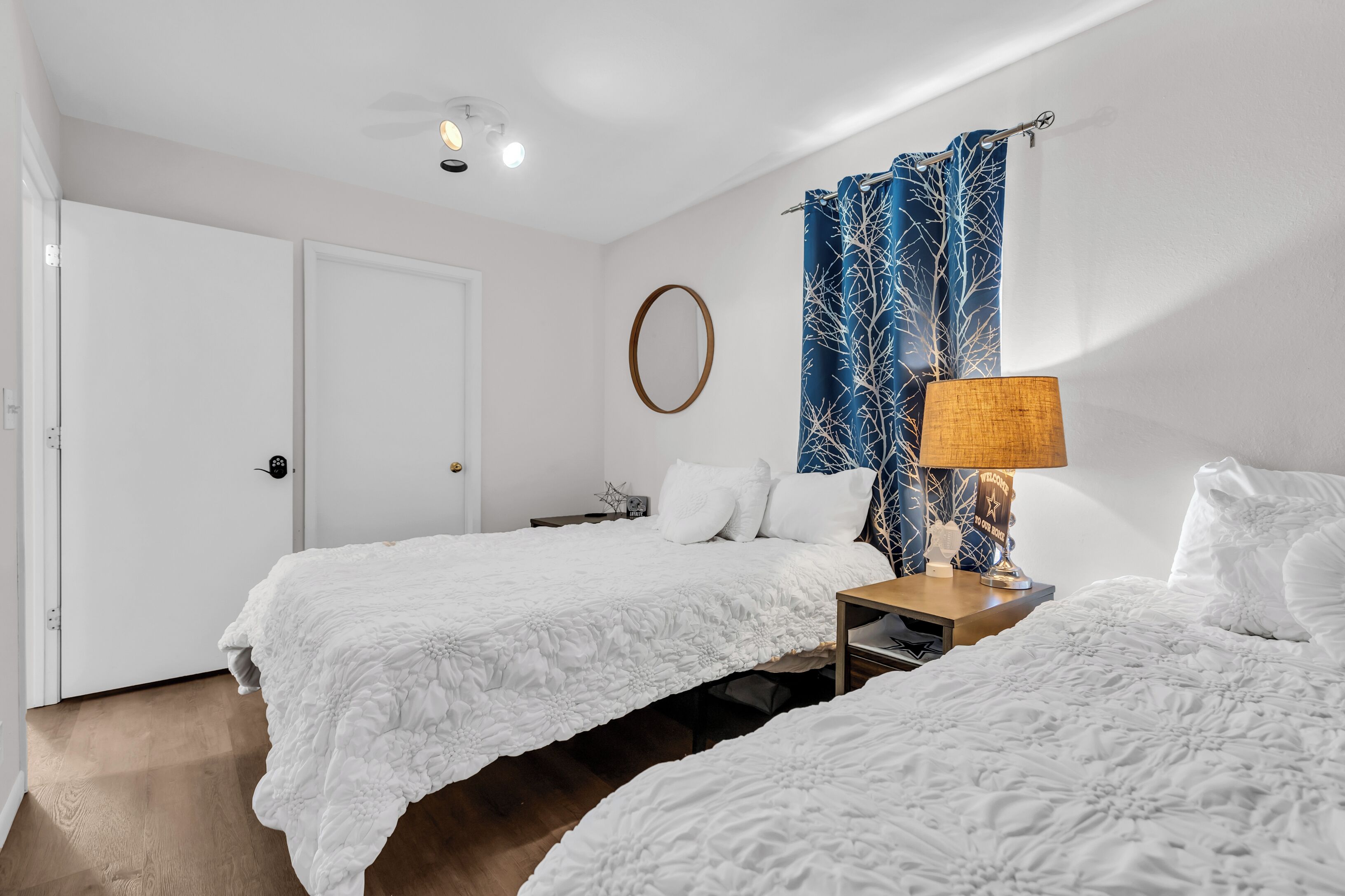 3 habitaciones, escritorio, tabla de planchar con plancha y wifi gratis 