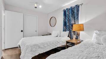 3 habitaciones, escritorio, tabla de planchar con plancha y wifi gratis