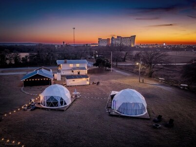 3BR Retreat – 2 Mins to WinStar  + Fire Pit Fun”