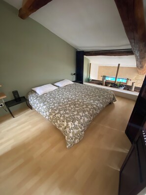 7 habitaciones, escritorio y tabla de planchar con plancha