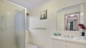 Dusche, Haartrockner, Handtücher, Seife