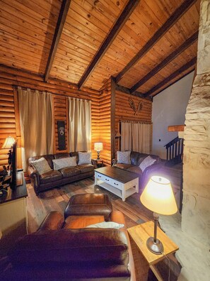 Smart TV, fireplace - "The Northern Star" Townhouse @ Snowshoe on Raven Golf Course (Snowshoe)