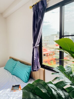 Desk, laptop workspace, free WiFi, bed sheets - GP House Apartment (Bangkok)