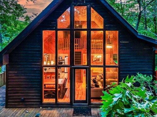 *Charming Cabin in the Woods* Hot Tub! Pool Table!