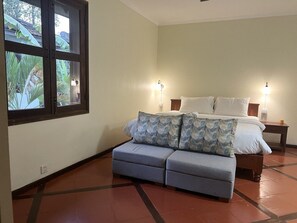 Habitación familiar, 2 habitaciones, habitaciones comunicadas, vistas a la piscina | Espacio para trabajar con un portátil y ropa de cama