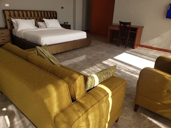 Habitación doble clásica | Área de sala de estar | Televisión de pantalla plana de 36 pulgadas con canales por cable