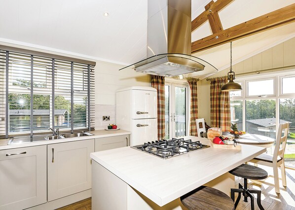 冷蔵庫、オーブン、コンロ、食器洗い機