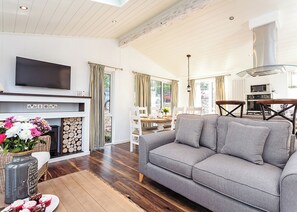 Living area - 4 bedroom accommodation in Wootton Bridge, Nr Cowes (Wootton Bridge, Nr Cowes)