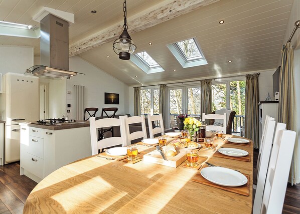 Dining - 4 bedroom accommodation in Wootton Bridge, Nr Cowes (Wootton Bridge, Nr Cowes)