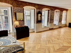 1 bedroom, WiFi - Studio in Historical house (T'bilisi)