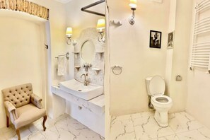 Chuveiro, secador de cabelo, toalhas de banho, sabonete