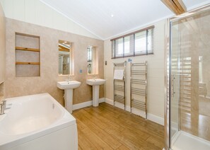 Bathroom - 1 bedroom accommodation in Bewaldeth, Keswick (Bewaldeth, Keswick)