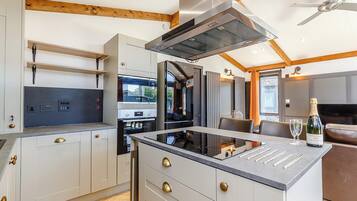 Een koelkast, een oven, een kookplaat, een vaatwasser