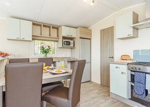 Frigorífico, horno, placa de cocina y tostadora