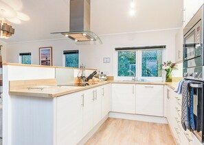 Fridge, oven, stovetop, dishwasher - 2 bedroom accommodation in Cheddar (Cheddar)