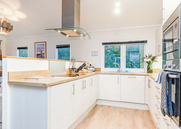 Kjøleskap, ovn, kokeplater og oppvaskmaskin