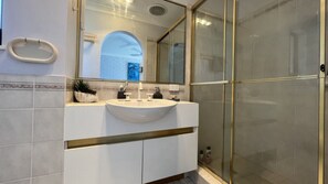 Shower, towels - Atlantis U6 Ocean Views, 1 Min To Kings Beach (Kings Beach)