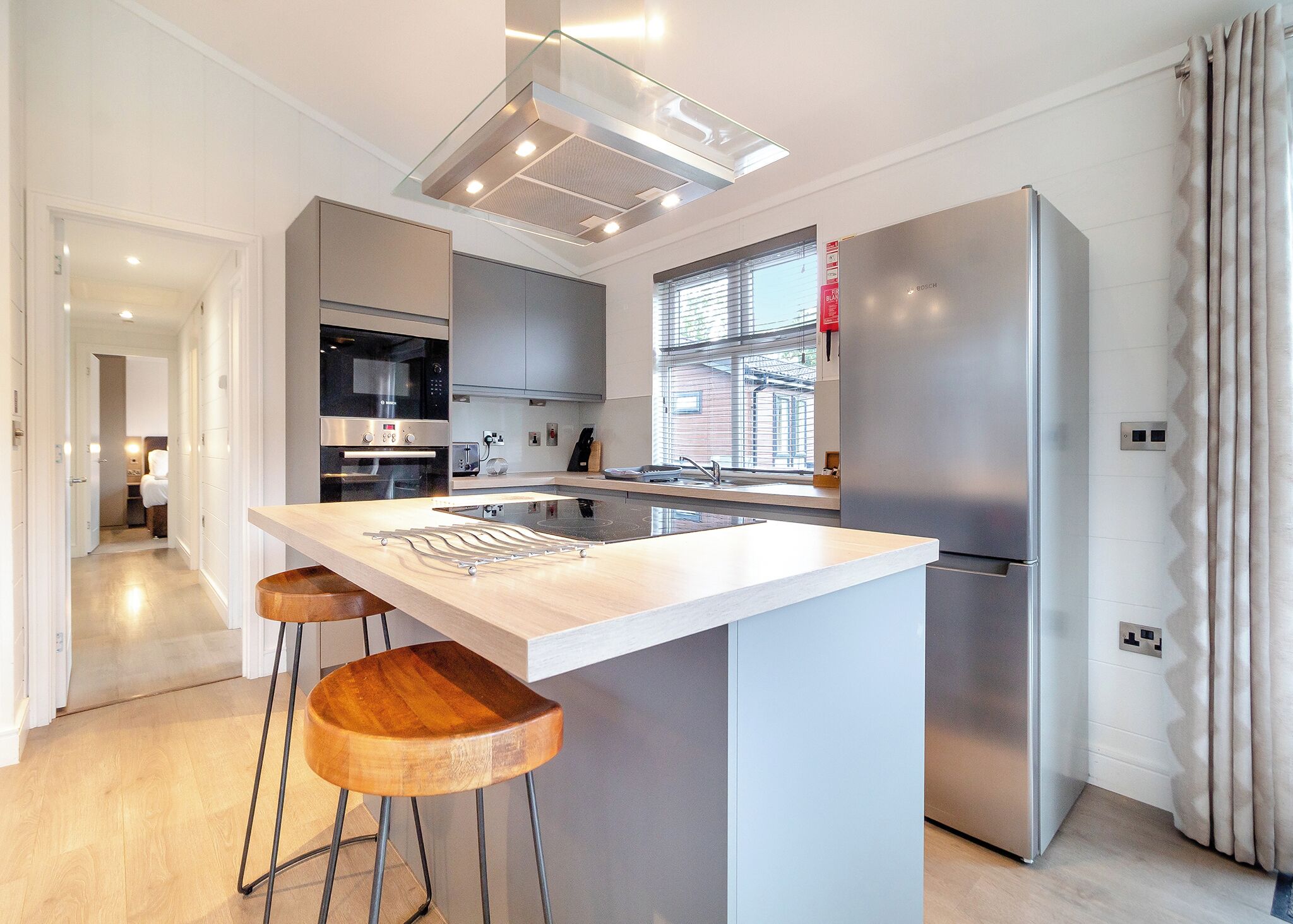 Kjøleskap, ovn, kokeplater og oppvaskmaskin